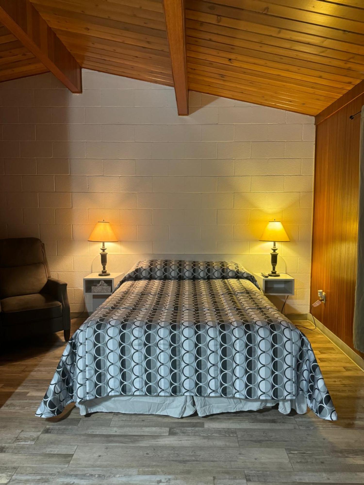 Ace Crown Motel Medicine Hat Luaran gambar