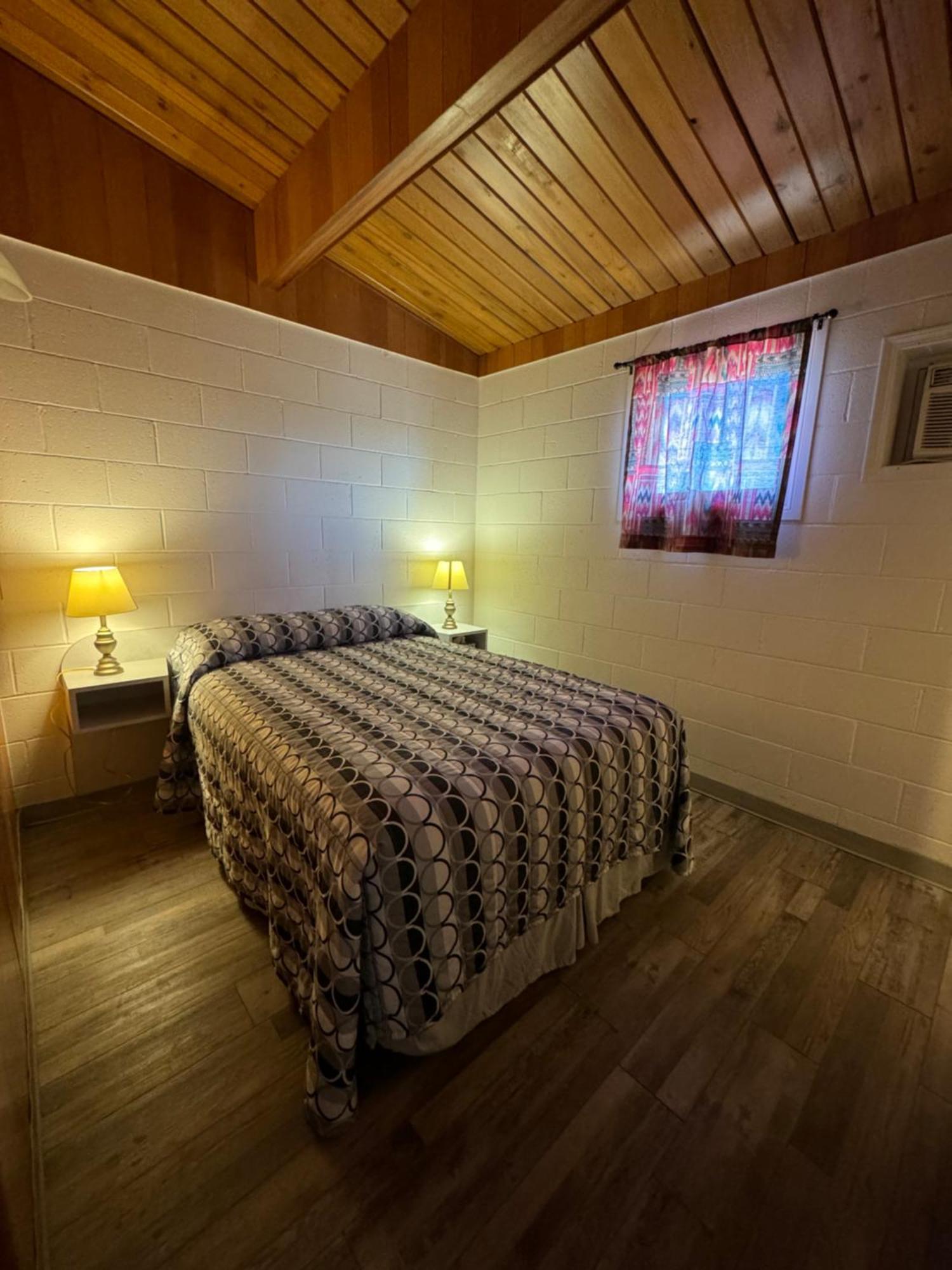 Ace Crown Motel Medicine Hat Luaran gambar